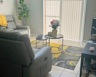 Private room with shared clean bathroom in cozy home. 420 friendly. - Deltona - Living room