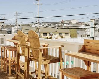 Beach Haven Withspacious Balcony - Hampton - Balcony