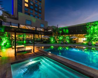 Novotel Santa Cruz de la Sierra - Santa Cruz de la Sierra - Zwembad