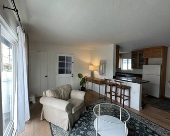 2 bd. Condo one block from Ferry Landing, shops, groceries, restaurants, cafes - Coronado - Sala de estar