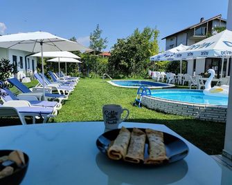 Weißer Schwan - Shkorpilovtsi - Piscina