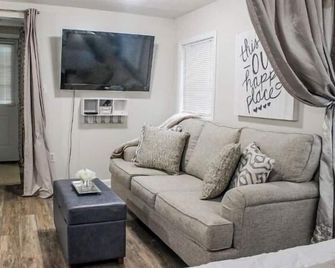 Entire Cottage - Starkville - Conveniently Located - Starkville - Wohnzimmer