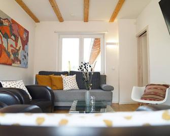 Newly built loft with private outdoor seating area and balcony - Bayerisch Eisenstein - Salon