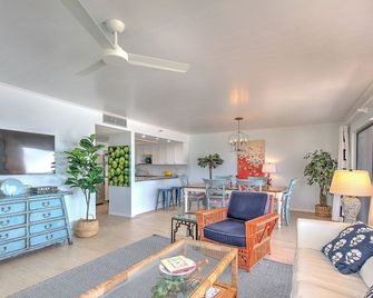 Emerald Isle 203 is a Gold 3-bedroom 2 bath Direct Gulf Front Condo. - North Redington Beach - Living room