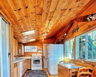 The perfect place for a private romantic get away. Pet friendly too! - Shelton - Kuchyň