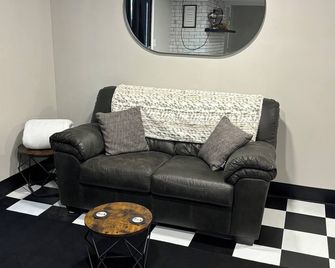 Charming 1-bedroom diner theme apartment with AC and WiFi in Morrow - Morrow - Living room