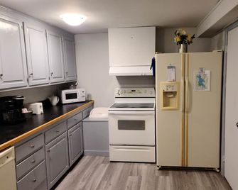 1B/1B Apt. on Hobby Farm in Bristol. 5 minutes from Newfound Lake - Bristol - Cocina