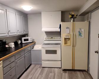 1B/1B Apt. on Hobby Farm in Bristol. 5 minutes from Newfound Lake - Bristol - Cucina