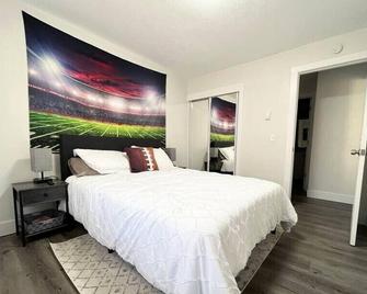 Private Upgraded Unit Near Hof - Canton - Bedroom