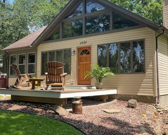 Cozy cabin one block from lake, private beach and close to hiking/ biking trails - Cambridge - Patio
