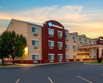Best Western Governors Inn & Suites - Wichita - Building