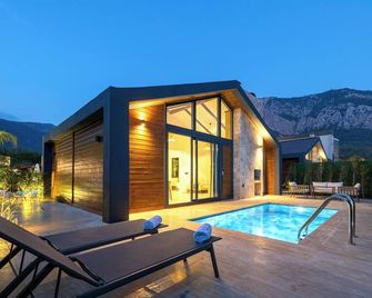 Rota Kilidonia Karaöz Suites&Villas - Karaoz - Piscina