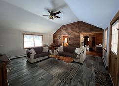 Log Cabin Minutes from Jackson Gore and Okemo Mountain!!!!!!! - Wallingford - Living room