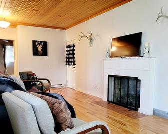 2 minutes from Jonathan's Creek boat ramp! Lake view. Family vacation - Benton - Living room