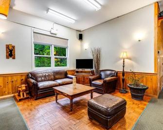 Rare Muskoka Chalet Suite - B5 - Dwight - Living room