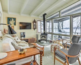 Waterfront White Lake Vacation Rental! - Bethel - Sala de estar