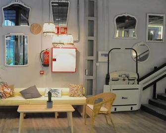 Quartier Bilbao Hostel - Bilbao - Living room