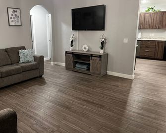 Short or Long Term Rental, Great Reviews - Cedar City - Wohnzimmer