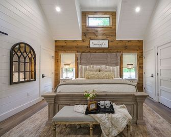 Snuggle S'more -Rustic Chic Luxury- 1 Bedroom Cabin W/ All The Amenities! - Broken Bow - Slaapkamer