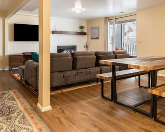 Spacious 3br Basement Apt | Airport, Work, Ski - North Salt Lake - Sala de estar