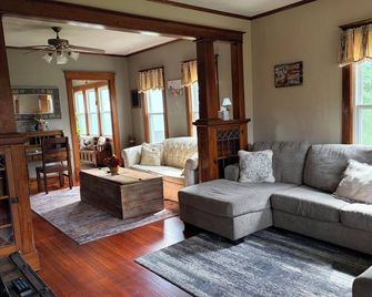 4-bedroom farmhouse in delightful Pella with AC for relaxing stays - Пелла - Вітальня