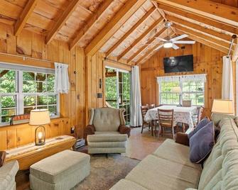 Located On A Secluded Lake But 20 Miles From Saratoga Springs Or L - Corinth - Living room
