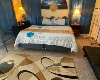 Cozy Room apartment in a quiet neighborhood wt King Size bed, Wifi n' smart Tv - Midwest City - Bedroom
