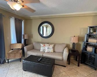 Beach Happy!-Nice ocean view Hilton Head Villa - Hilton Head Island - Living room