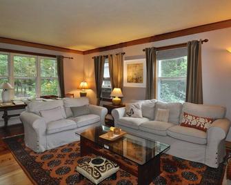 Large Cozy Sleeps 7 Main House + Opt. Apt 4 More (+fee) Pool/Pond! - Kingston - Living room