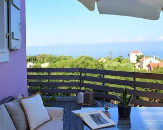 Pinecone Cozy apartment with hot-tub, convenient location - Maggano - Balcón