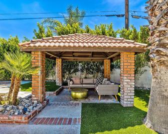 Chic Spanish Palm Springs ~2000 square feet Pool Home - Palm Springs - Patio