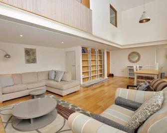 Destiny Scotland - Broughton St Lofts - Edinburgh - Living room