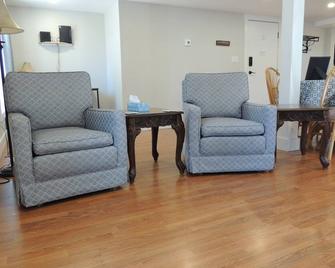 Welcome to Cowtown! Homey open concept 2 bedroom apartment. - Вудсток