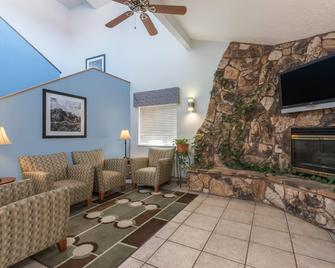 Days Inn by Wyndham Las Vegas - Las Vegas - Living room