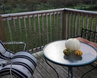 Delightful Tiny Home! Great Views of Farm, Mountains - Quicksburg - Balcón