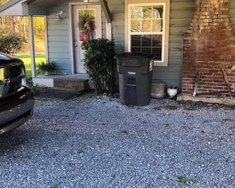 Charming 2-bedroom farmhouse with WiFi, AC in tranquil LaFayette - LaFayette
