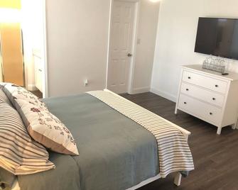 Beautiful Home Across The Street From La - Lake Placid - Bedroom