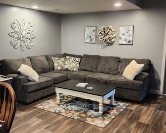 Hot tub, fire pit, BBQ grill, infrared sauna - Sault Ste. Marie - Living room