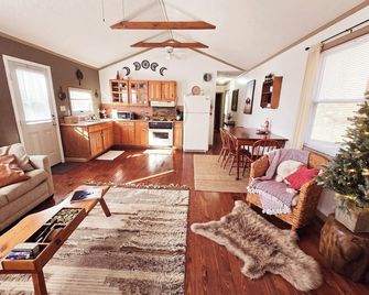 Dog friendly cabin. Peaceful nature getaway. - Hinton - Living room