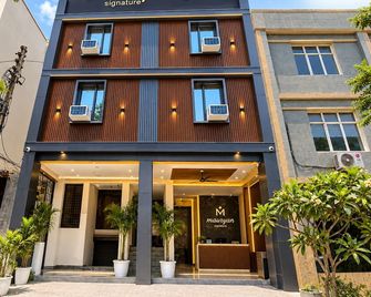 Mauryan Signature Hotel Nhpc Metro - Faridabad - Gebouw