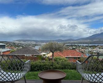 Skyline Serenity Lower - Close to city and airport - Lindisfarne - Balcony