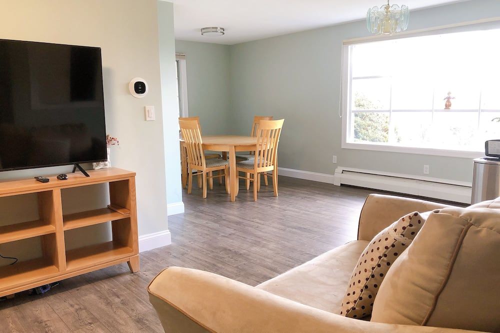Easy access! 1br, 5 min walk to T train, easy access to Highway