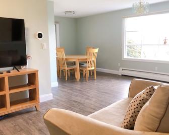 Easy access! 1br, 5 min walk to T train, easy access to Highway - Westwood - Living room