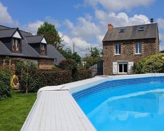 Adults Only. Normandy Farmhouse And Cottage With Pool - Sleeping Up To 6. - Isigny-le-Buat - Piscina