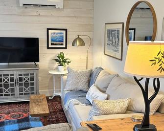 Foundry Guest Apartment - Rockport - Living room