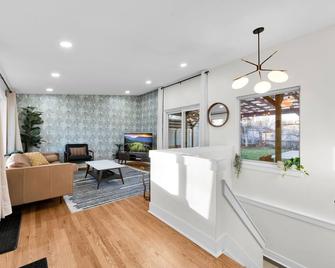 Luxury 75' Tv Game Room W Pergola, Bbq & Firepit In Quiet Royal Oak Suburbs - Madison Heights