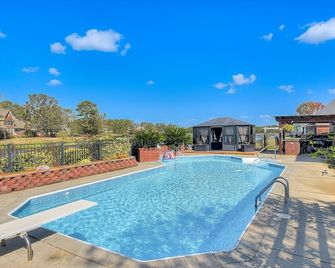 Lakefront Home for Families and Groups - Pool, Paddle, Deck, BBQ, Fishing, Movie Room - Evans - Pool