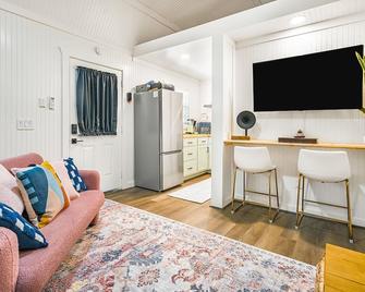 Romantic Driftwood Tiny Casita w Country Views - Driftwood - Oturma odası