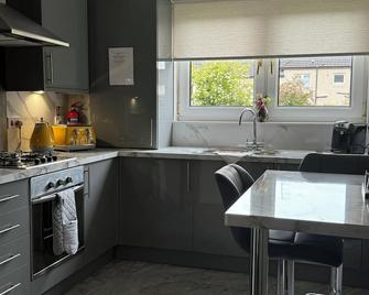 HLA king court 3 - Motherwell - Kitchen
