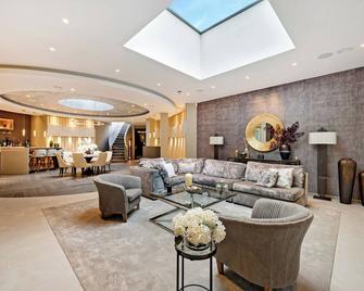 Luxurious subterranean mansion - 3 spectacular bedrooms - Altrincham - Lounge